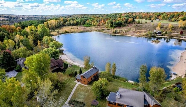 Lakeside Cabin on Private Lake! Perfect for families and couples getaway.