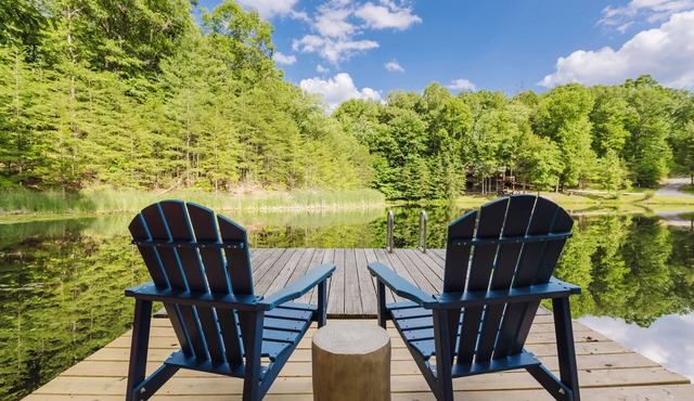 Lakeside Cabin: Private Dock - Canoe & Kayaks - HotTub -PetFriendly -Arcade Game