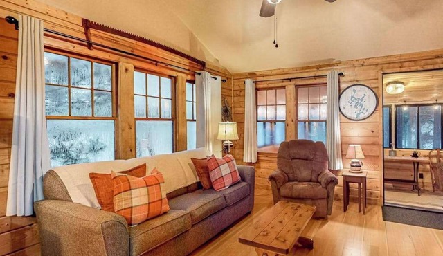 Lakeside cabin with a firepit, sunroom, & seasonal dock