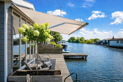 Lakeside Cottage with Boat near Amsterdam