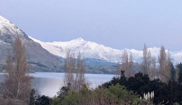 Lakeside Escape - Wanaka Holiday Bach