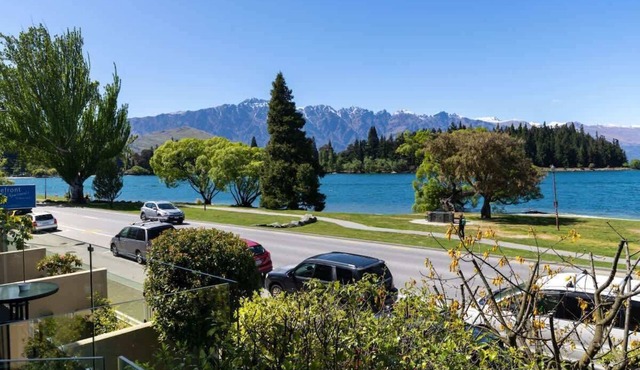 Lakeside Gem. Absolute Waterfront