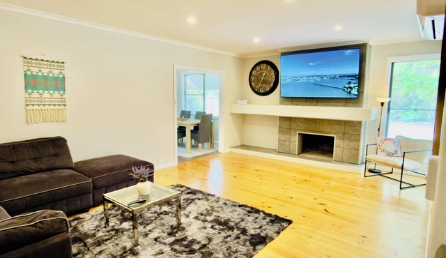 Lakeside Haven – Park the Boat, Relax & Unwind