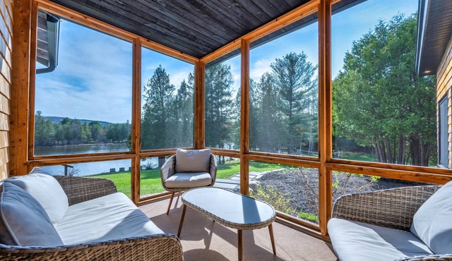 Lakeside Heritage Retreat on Petit Train du Nord at km 39 - Cedar Creek House