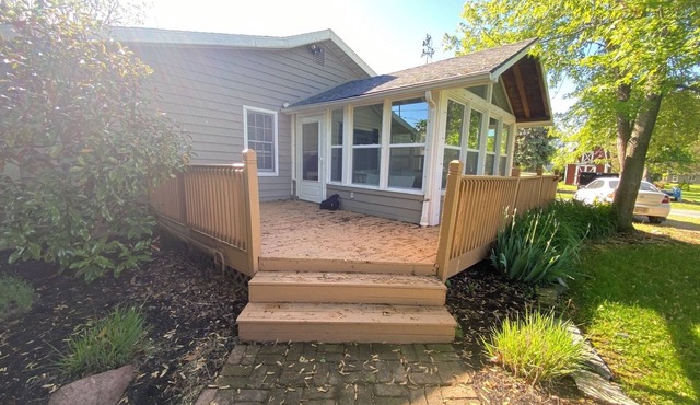 Lakeside Hideaway + Sunroom + Hot Tub + Lake Vibes