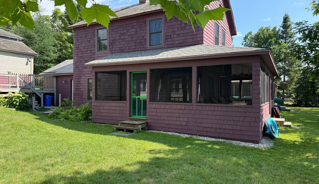 Lakeside house, waterfront views, kayak launch, wrap-around porch, w/d, wifi