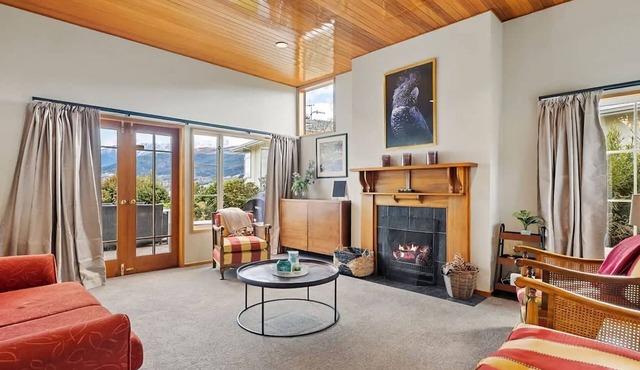 Lakeside Indulgence is a cozy Queenstown escape right on Lake Wakatipu