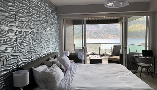 Lakeside/Lakeview 2 Bed/2 Ba, hot tub, pool, walk to beach, 2 HUGE view decks
