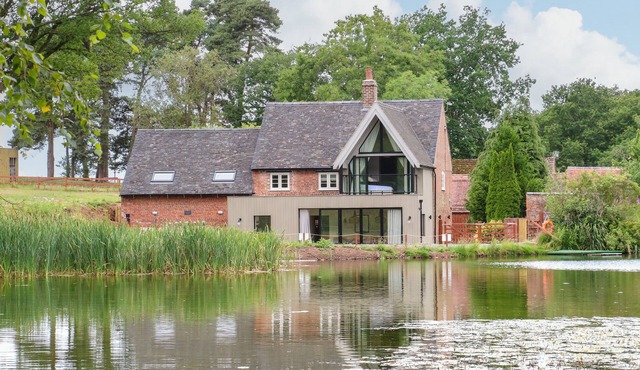 LAKESIDE LODGE, pet friendly, with hot tub in Pattingham