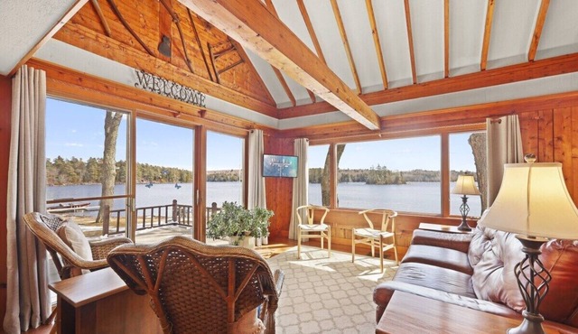 Lakeside Lodge! Steps to the Lake!