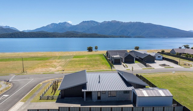 Lakeside Luxury – Spacious 4BR Retreat Across from the Lake with Stunning Views