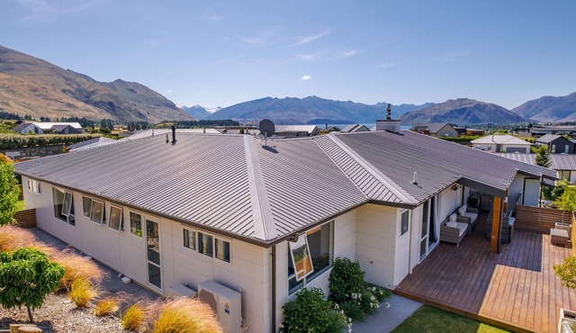 Lakeside Luxury - Wanaka Holiday Home