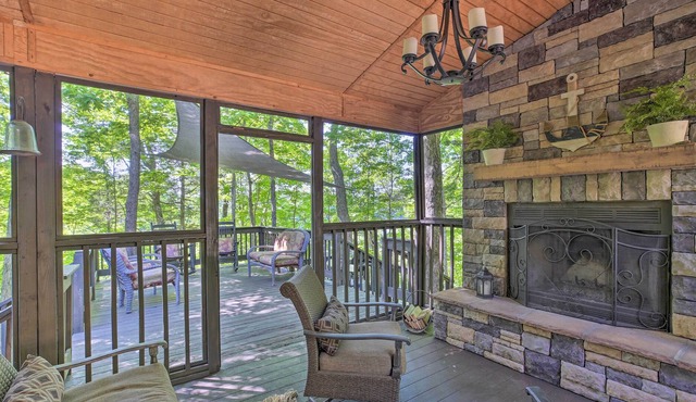 Lakeside Nancy Home: Fire Pit, Outdoor Shower