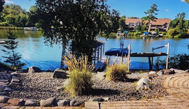 Lakeside Retreat on Eagle River Chain of Lakes. Walk to Downtown Sleeps 14–16