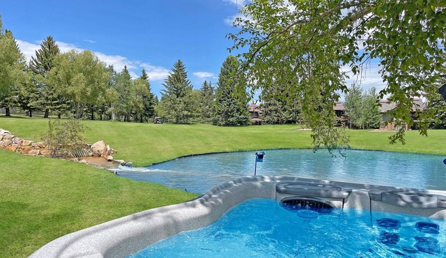 Lakeside Retreat w/Views Private Hot Tub BBQ Walk to Free Transit Perfect for Longer Stays