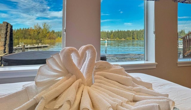 Lakeside Studio Getaway | Hot Tub & Dock Access