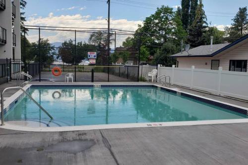 Lakeside studio with pool