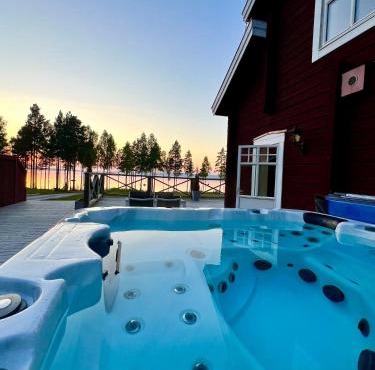Lakeside Villa with Sauna & Hot Tub