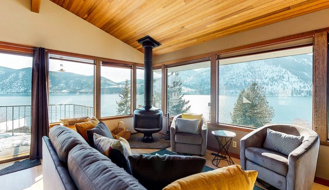 Lakeview home with a great deck, walk across the street to beach
