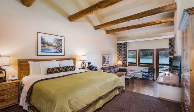 Lakeview Spa Suite with Breakfast (Select Stays) by Bass Lake & Marina Fun