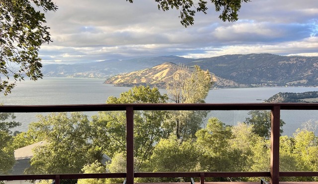 Lakeview Spacious Escape with Scenic Decks