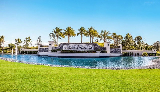 Lakewood National: Enjoy resort-style living!