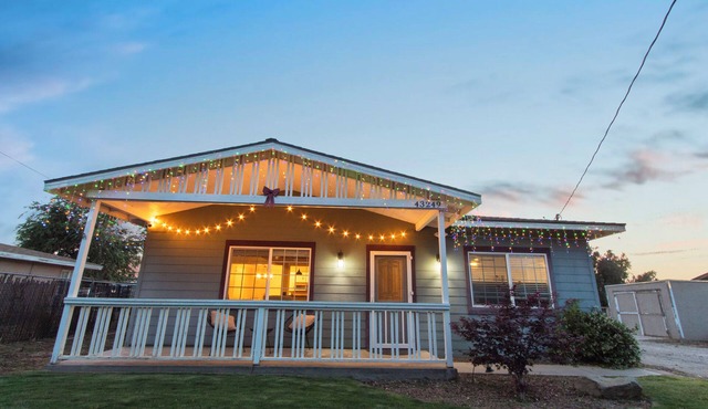 Lancaster Delight: Modern 3BDR Family Home - Spacious Yard & Kid-Friendly