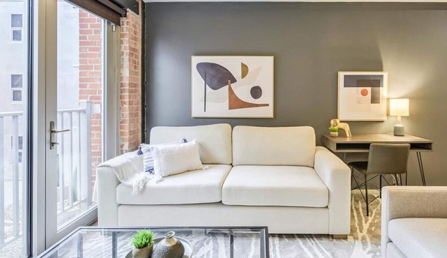 Landing at The Breakers - 1 Bedroom in Downtown