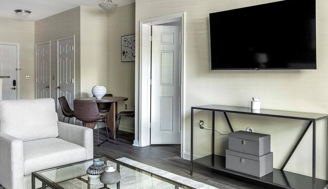 Landing | Beautiful 2BD, Pool, Clubhouse