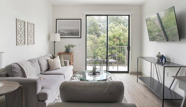 Landing | Beautiful 1BD, Courtyard, Gym