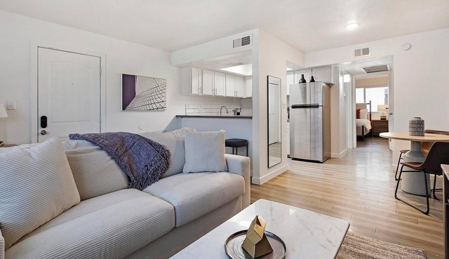 Landing | Beautiful 1BD in Glendale