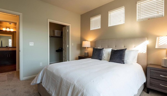Landing | Beautiful 2BD, Courtyard, Clubhouse