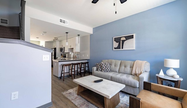 Landing | Beautiful 2BD, Rooftop Lounge, Pool