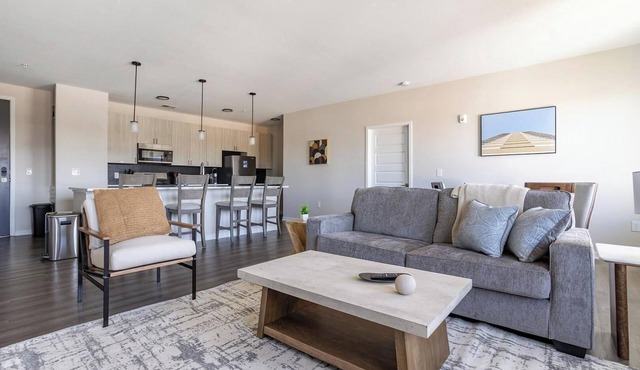 Landing | Beautiful 2BD, Gym, Pool