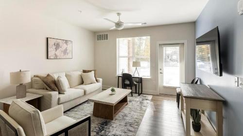 Landing Chic 1BD Clubhouse Courtyard