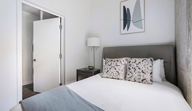 Landing | Chic 1BD, Courtyard, Rooftop Lounge