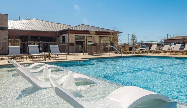Landing | Chic 1BD, Pool, Clubhouse