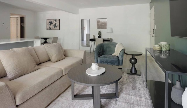 Landing | Chic 1BD, Pool, Gym