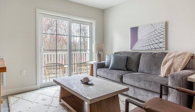 Landing | Chic 2BD, Game Room, Yoga Studio