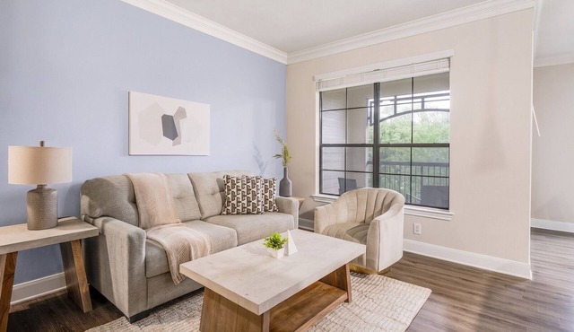 Landing | Chic 2BD, Gym
