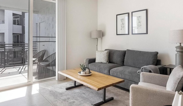 Landing | Chic 2BD, Gym