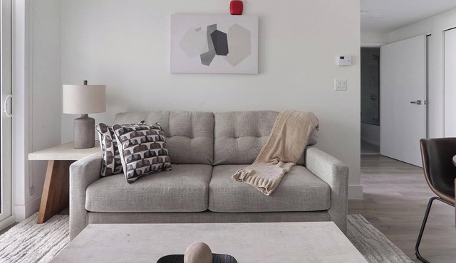 Landing | Chic 2BD, Gym