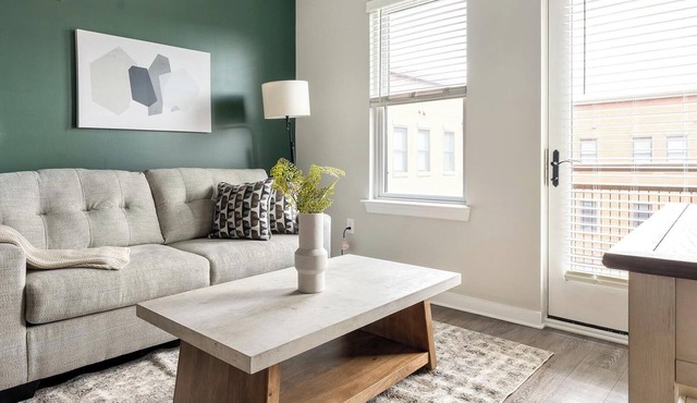 Landing | Chic 2BD in Downtown