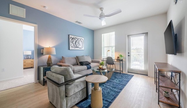Landing | Chic 2BD, Pool