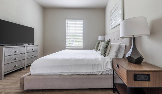 Landing | Chic 2BD, Pool, Clubhouse