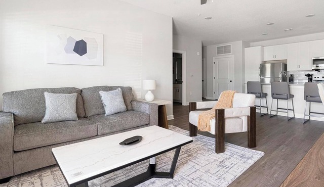 Landing | Chic 2BD, Pool
