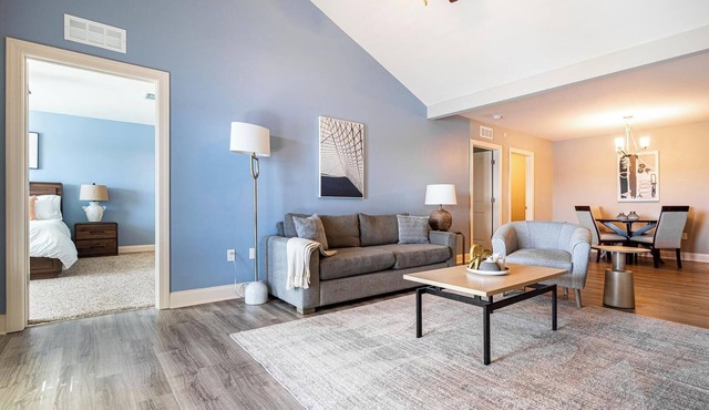 Landing | Chic 3BD, Gym, Pool