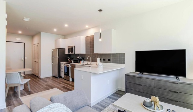 Landing | Chic Studio, Pool, Clubhouse