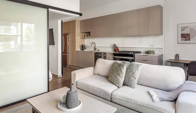 Landing | Chic Studio, Gym, Pool