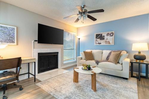Landing Incredible 1BD Pool